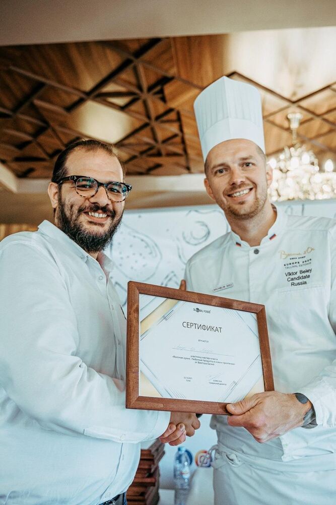 Amer Ilbahre receiving a certificate